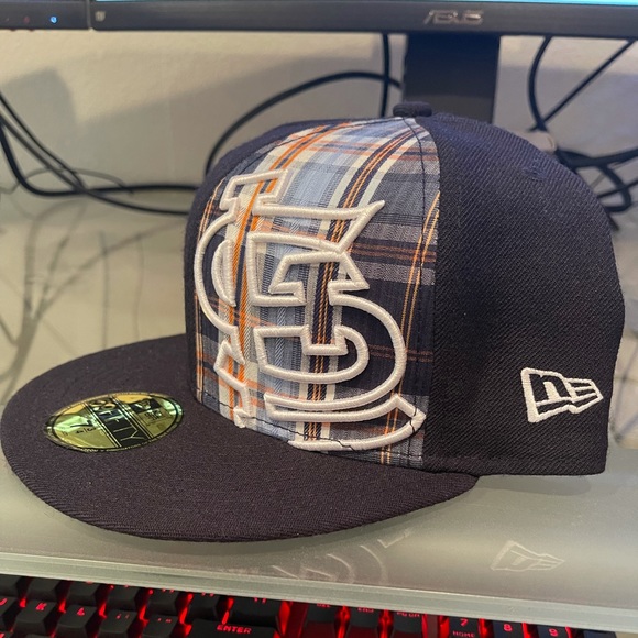New Era St Louis Fitted Cap 7 3/4 - Picture 1 of 3
